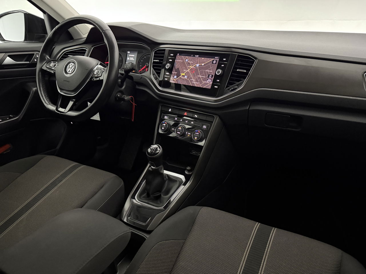 Volkswagen T-Roc TSI Style Business | Camera | Carplay | LED | Trekhaak | Adaptive-Cruise | Parkeersens. | 16"LMV