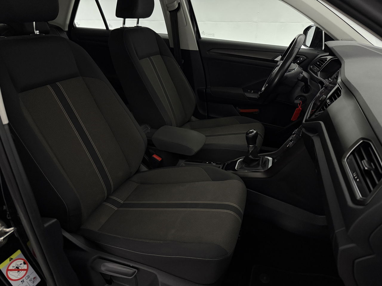 Volkswagen T-Roc TSI Style Business | Camera | Carplay | LED | Trekhaak | Adaptive-Cruise | Parkeersens. | 16"LMV