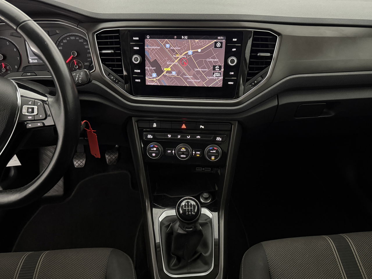 Volkswagen T-Roc TSI Style Business | Camera | Carplay | LED | Trekhaak | Adaptive-Cruise | Parkeersens. | 16"LMV
