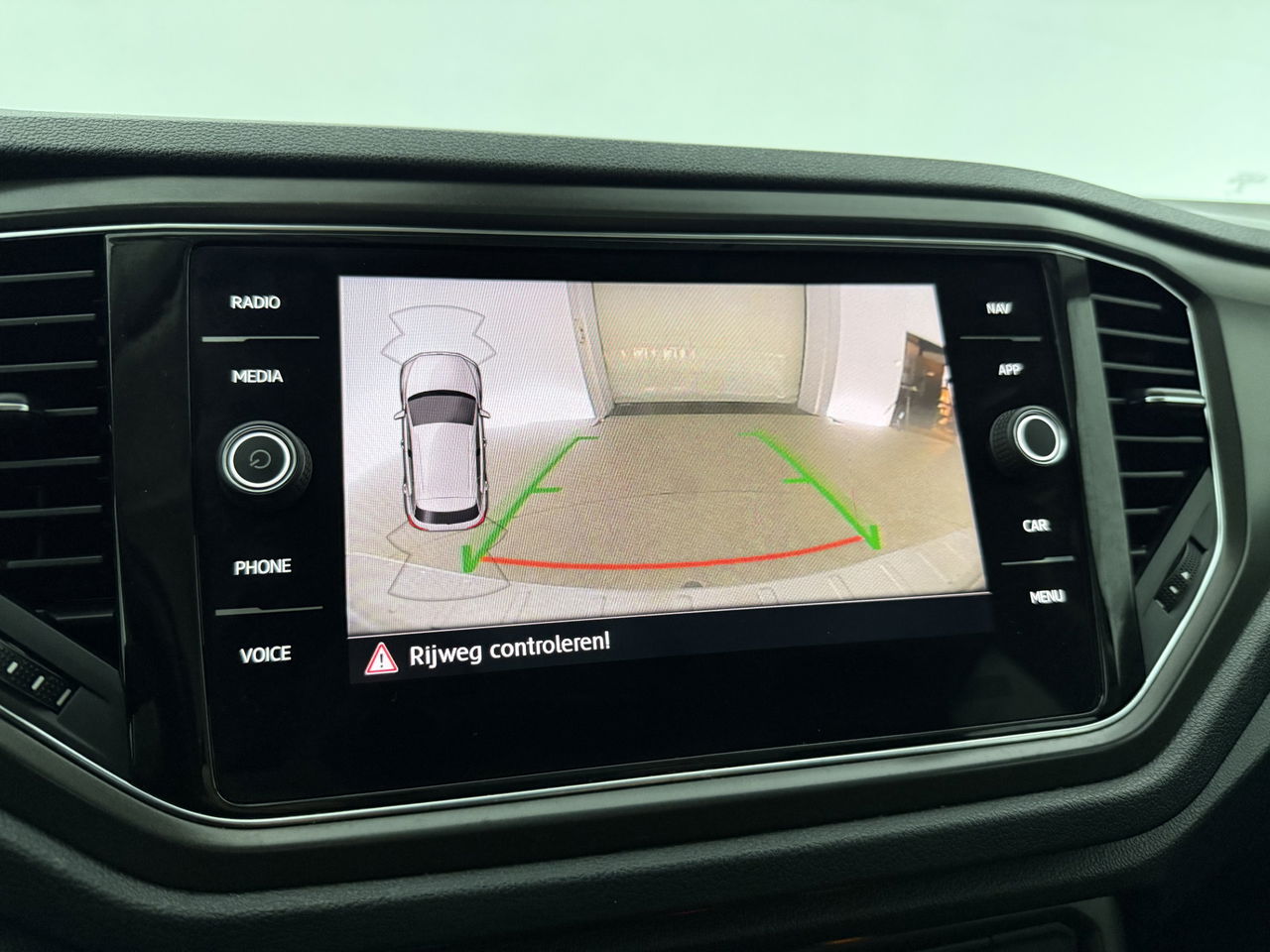 Volkswagen T-Roc TSI Style Business | Camera | Carplay | LED | Trekhaak | Adaptive-Cruise | Parkeersens. | 16"LMV