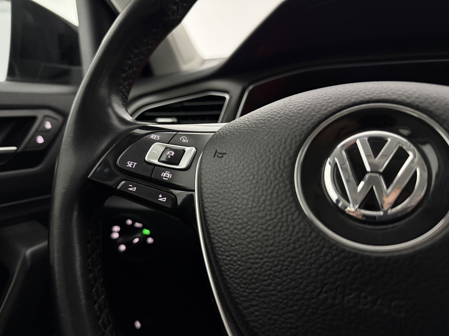 Volkswagen T-Roc TSI Black Edition | Camera | Carplay | LED | Trekh. | Adaptive-Cruise | Parkeersens. | Navi l NAP