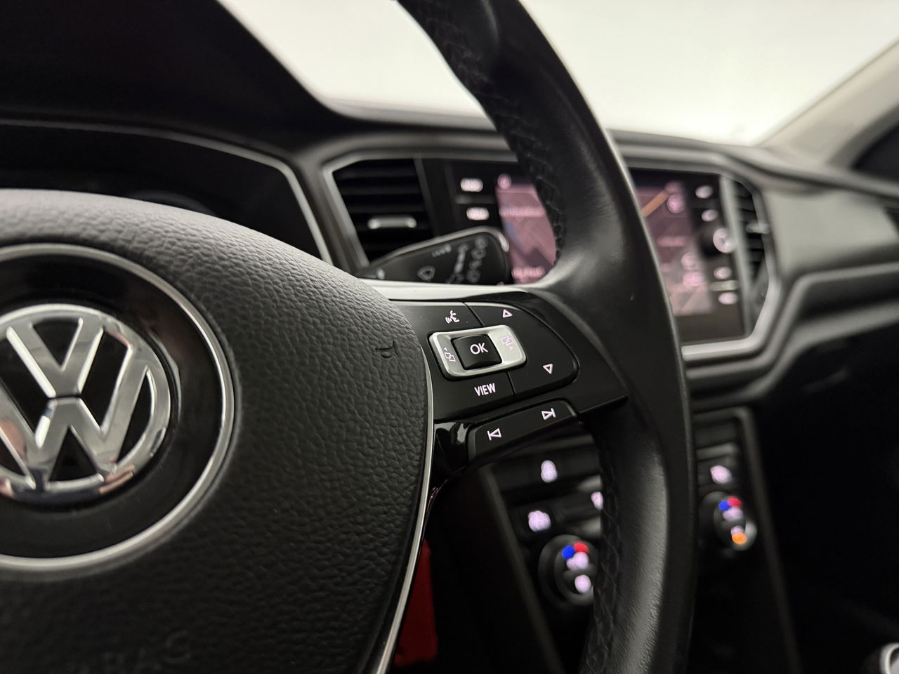 Volkswagen T-Roc TSI Style Business | Camera | Carplay | LED | Trekhaak | Adaptive-Cruise | Parkeersens. | 16"LMV