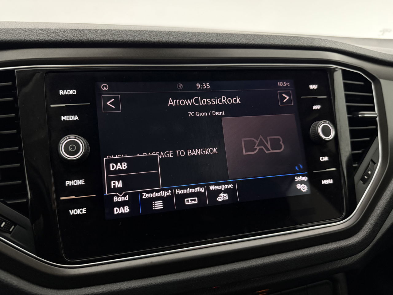 Volkswagen T-Roc TSI Style Business | Camera | Carplay | LED | Trekhaak | Adaptive-Cruise | Parkeersens. | 16"LMV