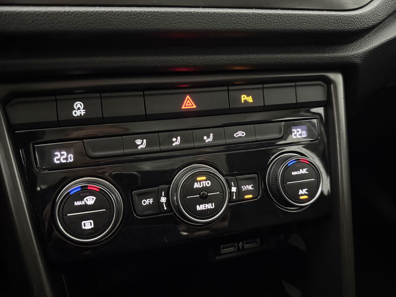 Volkswagen T-Roc TSI Style Business | Camera | Carplay | LED | Trekhaak | Adaptive-Cruise | Parkeersens. | 16"LMV