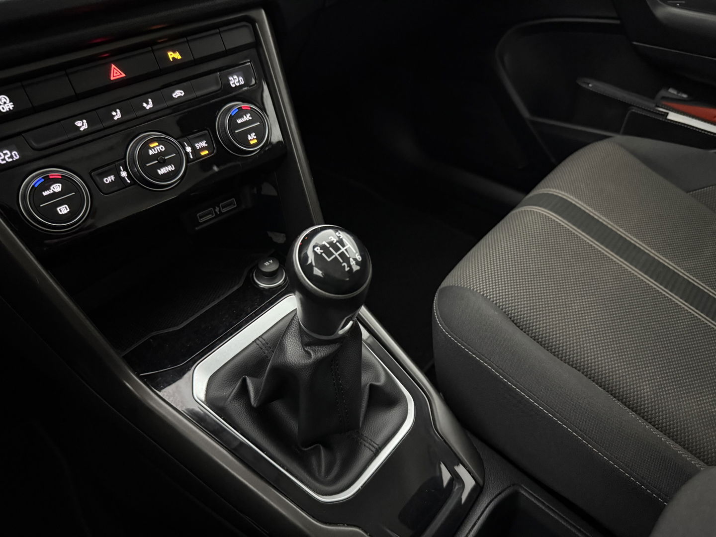 Volkswagen T-Roc TSI Black Edition | Camera | Carplay | LED | Trekh. | Adaptive-Cruise | Parkeersens. | Navi l NAP