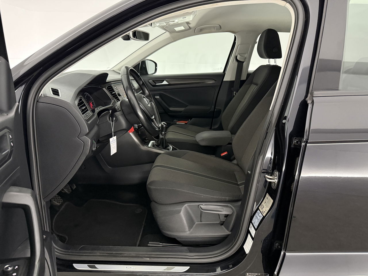 Volkswagen T-Roc TSI Style Business | Camera | Carplay | LED | Trekhaak | Adaptive-Cruise | Parkeersens. | 16"LMV