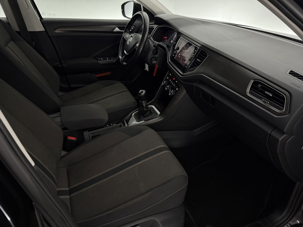 Volkswagen T-Roc TSI Style Business | Camera | Carplay | LED | Trekhaak | Adaptive-Cruise | Parkeersens. | 16"LMV