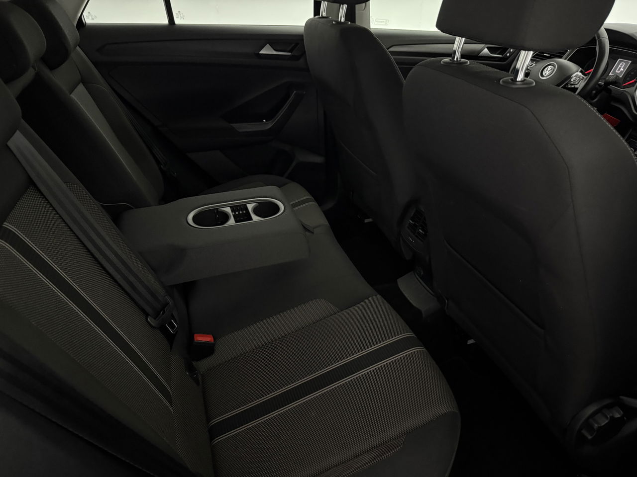 Volkswagen T-Roc TSI Style Business | Camera | Carplay | LED | Trekhaak | Adaptive-Cruise | Parkeersens. | 16"LMV