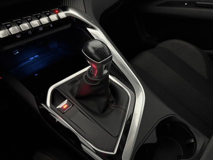 Peugeot 5008 1.2 PureTech | 7 Persoons | LED | Trekhaak | Camera | Virtual Cockpit | Carplay | Parkeersens.