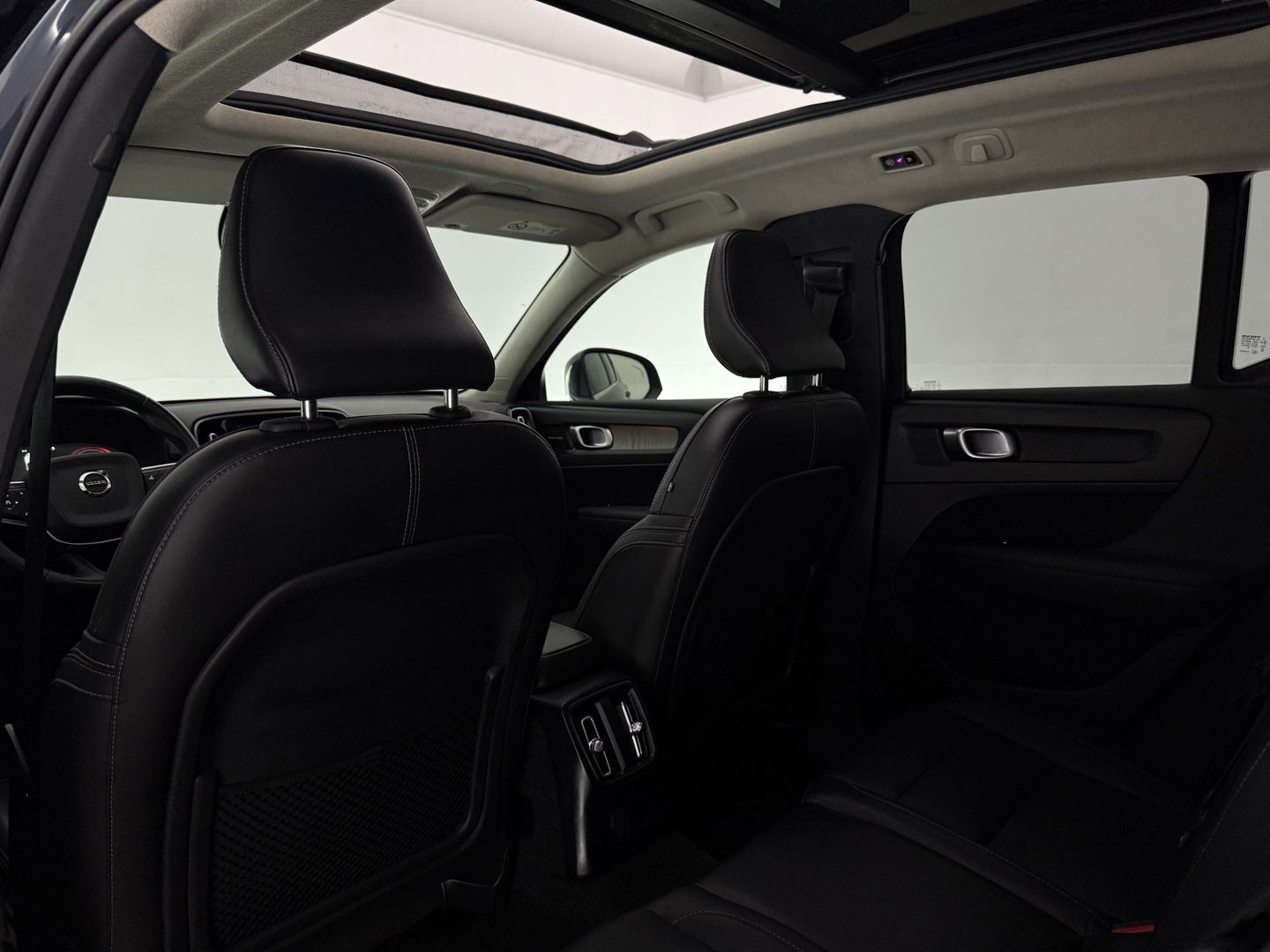 Volvo XC40 1.5 T5 262PK Twin Engine Inscription | Pano | Sfeerverl. | H&K | Leder | Navigatie | LED l Dodehoek l NAP