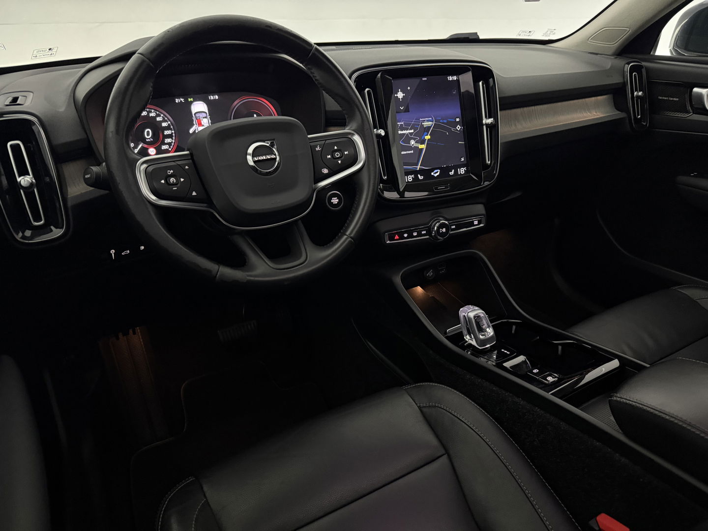 Volvo XC40 1.5 T5 262PK Twin Engine Inscription | Pano | Sfeerverl. | H&K | Leder | Navigatie | LED l Dodehoek l NAP