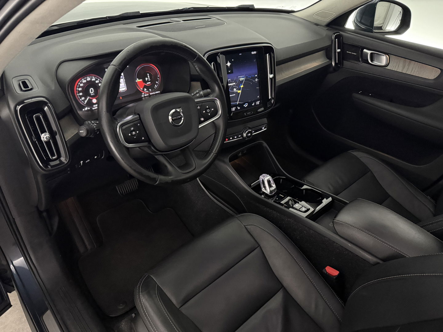 Volvo XC40 1.5 T5 262PK Twin Engine Inscription | Pano | Sfeerverl. | H&K | Leder | Navigatie | LED l Dodehoek l NAP