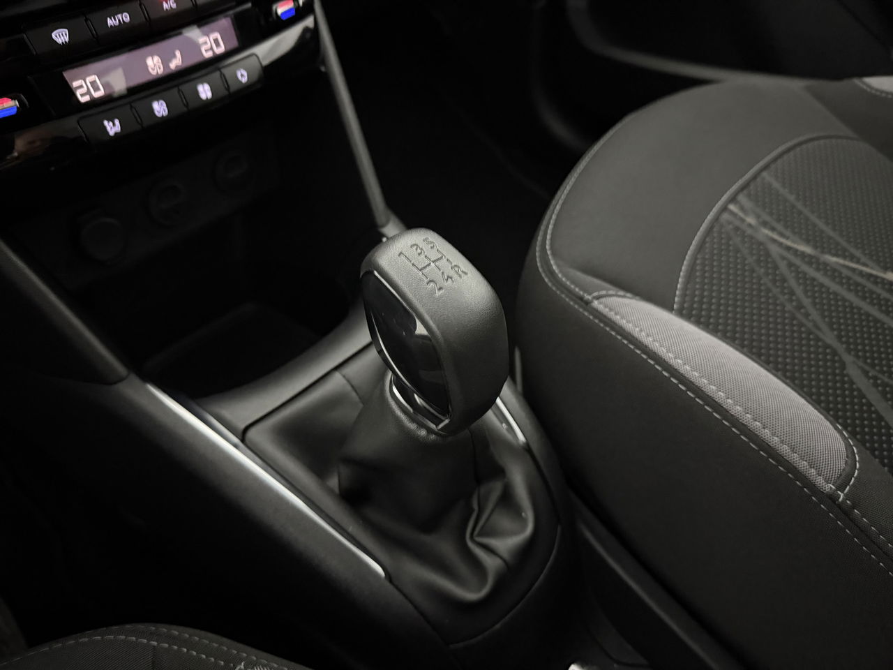 Peugeot 208 1.2 VTi Envy | NAP | Clima | Cruise | Navigatie | Parkeersensoren