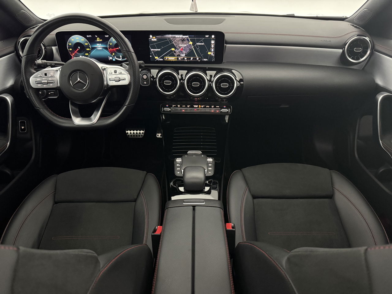 Mercedes-Benz CLA-Klasse 180 AMG | Panoramadak | LED | Trekhaak | Virtual Cockpit | Camera | Carplay | Cruise