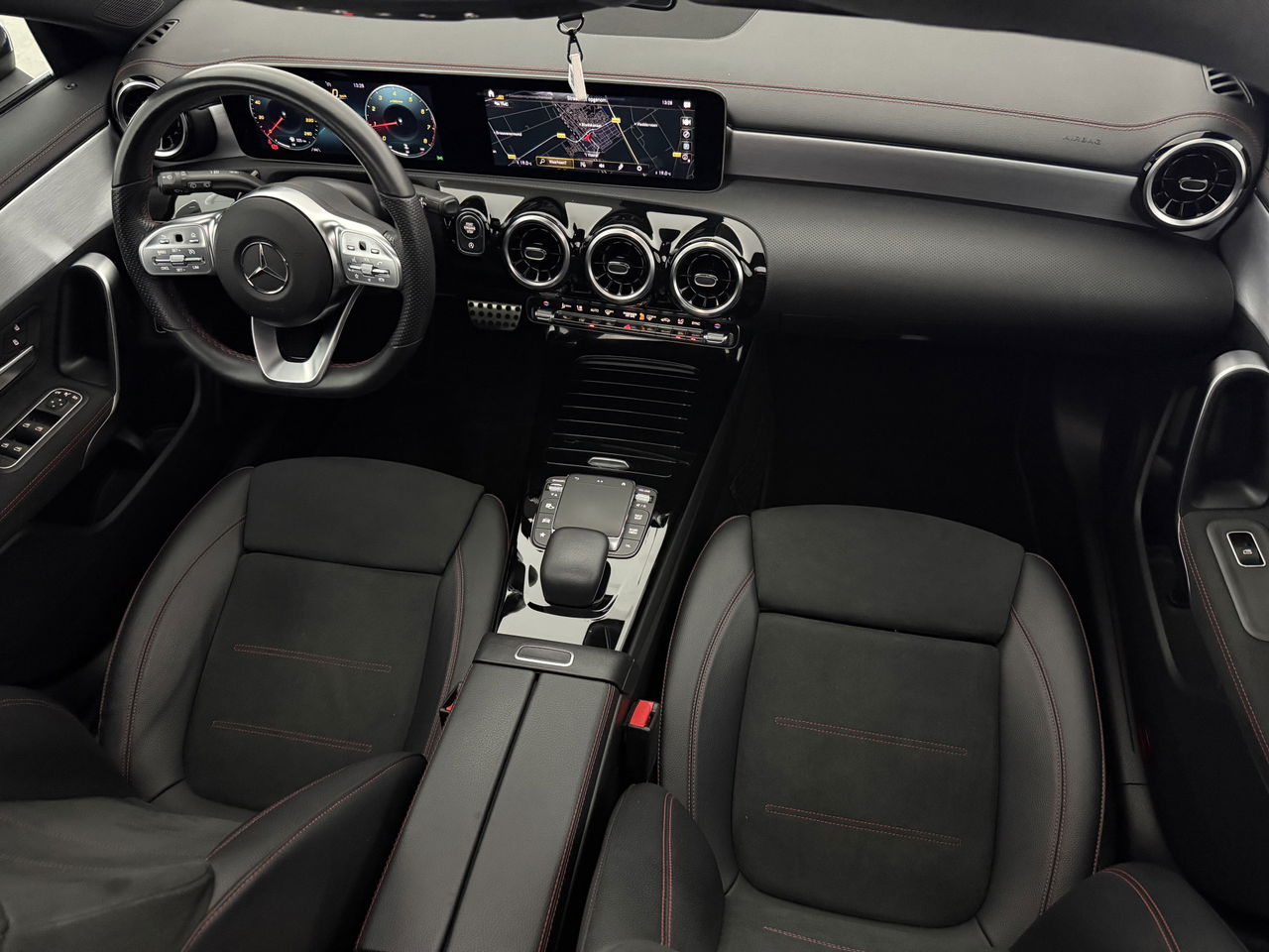 Mercedes-Benz CLA-Klasse 180 AMG | Panoramadak | LED | Trekhaak | Virtual Cockpit | Camera | Carplay | Cruise