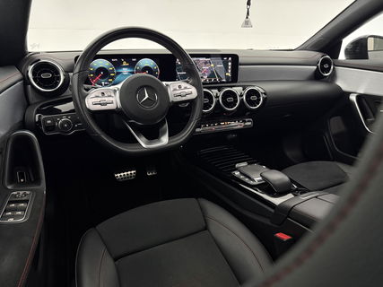 Mercedes-Benz CLA-Klasse 180 AMG | Panoramadak | LED | Trekhaak | Virtual Cockpit | Camera | Carplay | Cruise