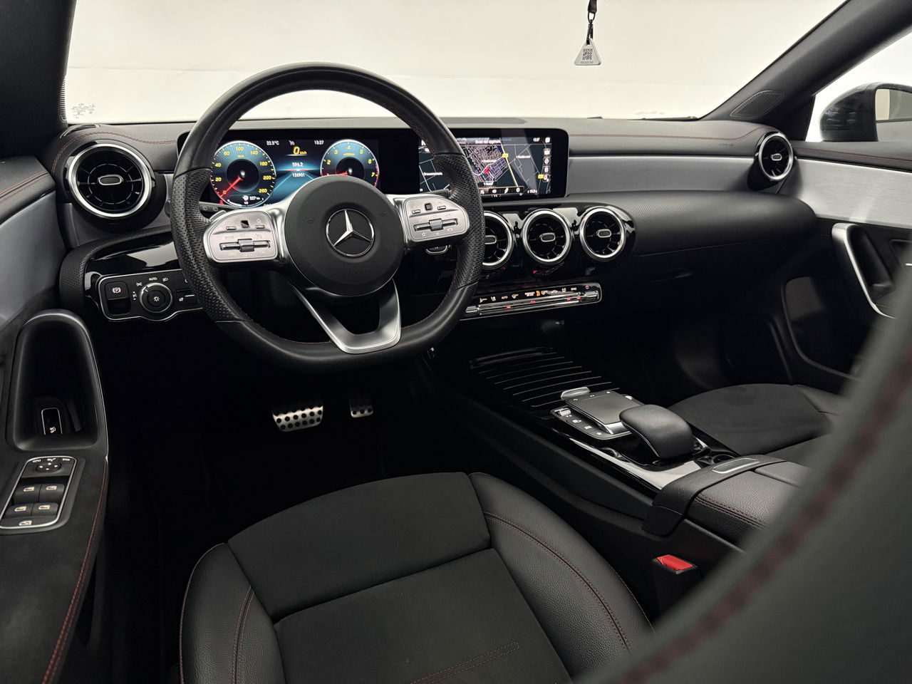 Mercedes-Benz CLA-Klasse 180 AMG | Panoramadak | LED | Trekhaak | Virtual Cockpit | Camera | Carplay | Cruise