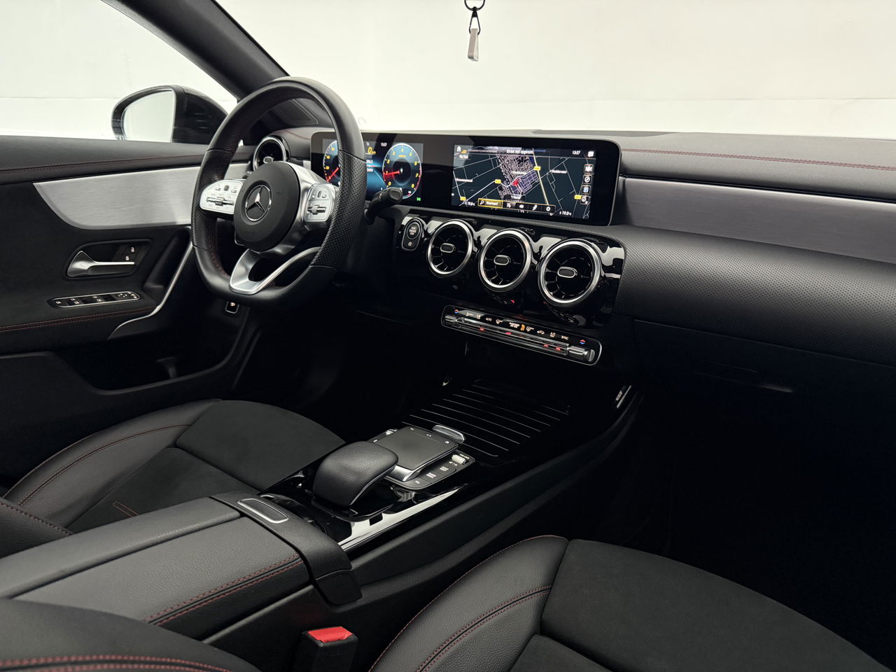 Mercedes-Benz CLA-Klasse 180 AMG | Panoramadak | LED | Trekhaak | Virtual Cockpit | Camera | Carplay | Cruise