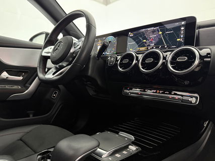 Mercedes-Benz CLA-Klasse 180 AMG | Panoramadak | LED | Trekhaak | Virtual Cockpit | Camera | Carplay | Cruise