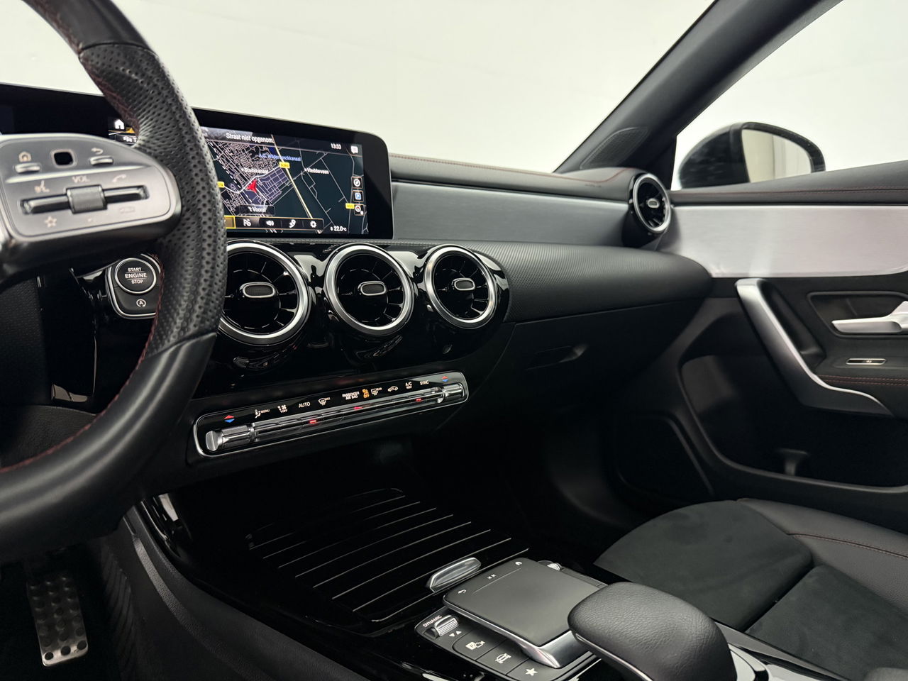 Mercedes-Benz CLA-Klasse 180 AMG | Panoramadak | LED | Trekhaak | Virtual Cockpit | Camera | Carplay | Cruise