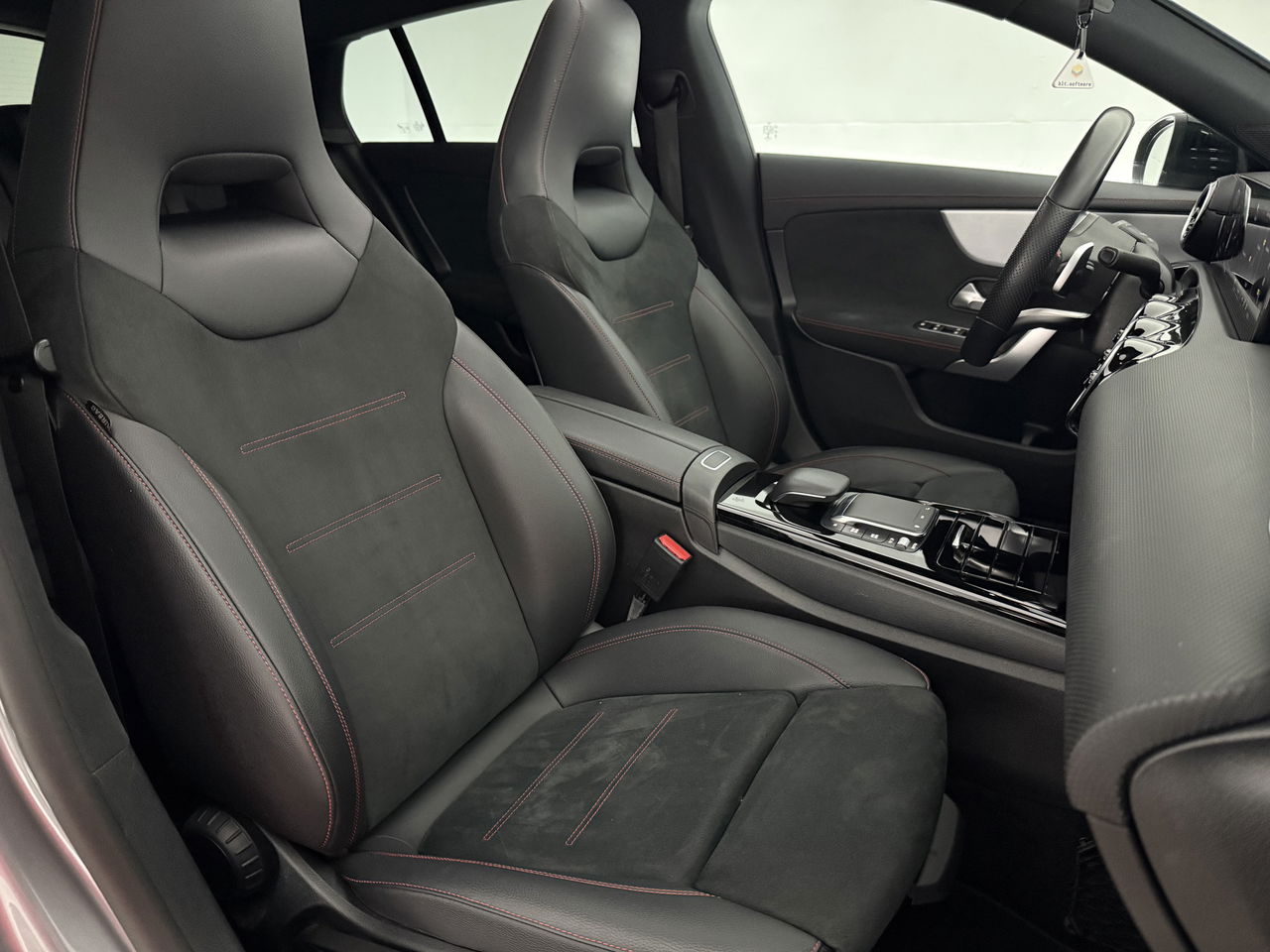 Mercedes-Benz CLA-Klasse 180 AMG | Panoramadak | LED | Trekhaak | Virtual Cockpit | Camera | Carplay | Cruise