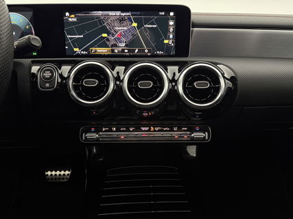 Mercedes-Benz CLA-Klasse 180 AMG | Panoramadak | LED | Trekhaak | Virtual Cockpit | Camera | Carplay | Cruise