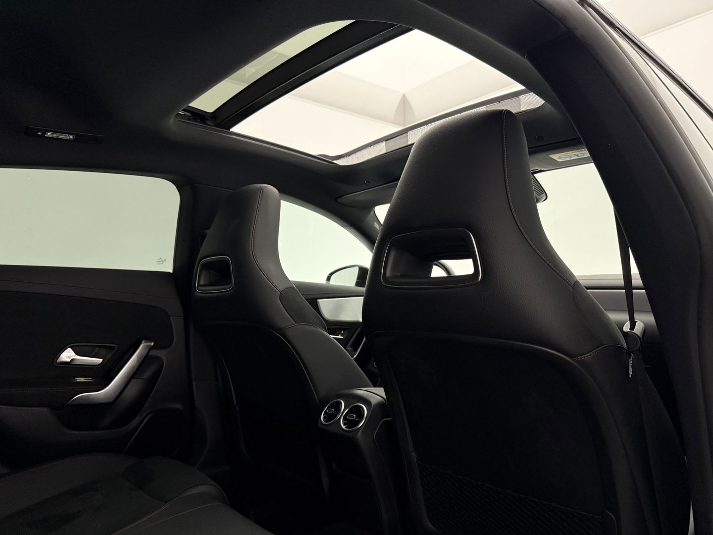 Mercedes-Benz CLA-Klasse 180 AMG | Pano | LED | Trekhaak | Virtual | Camera | Carplay | Cruise