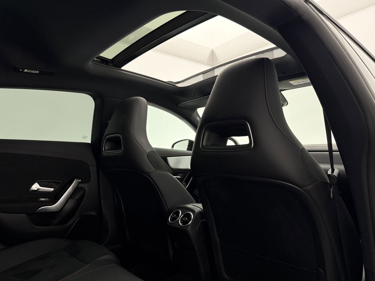Mercedes-Benz CLA-Klasse 180 AMG | Panoramadak | LED | Trekhaak | Virtual Cockpit | Camera | Carplay | Cruise
