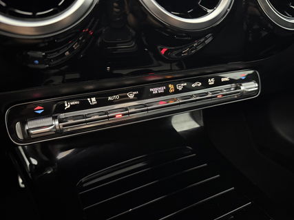 Mercedes-Benz CLA-Klasse 180 AMG | Panoramadak | LED | Trekhaak | Virtual Cockpit | Camera | Carplay | Cruise