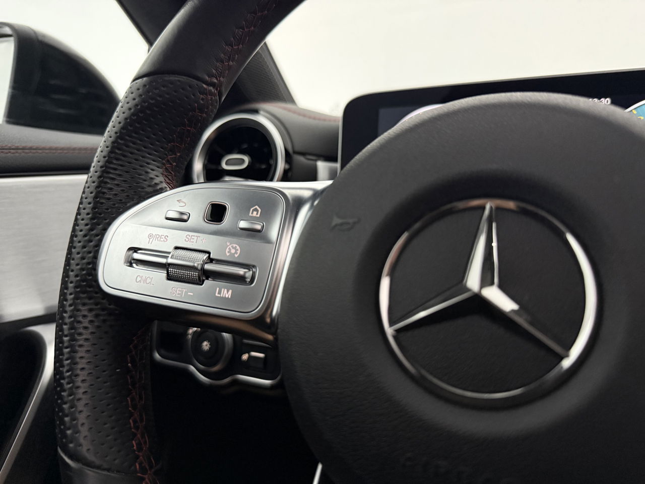Mercedes-Benz CLA-Klasse 180 AMG | Panoramadak | LED | Trekhaak | Virtual Cockpit | Camera | Carplay | Cruise
