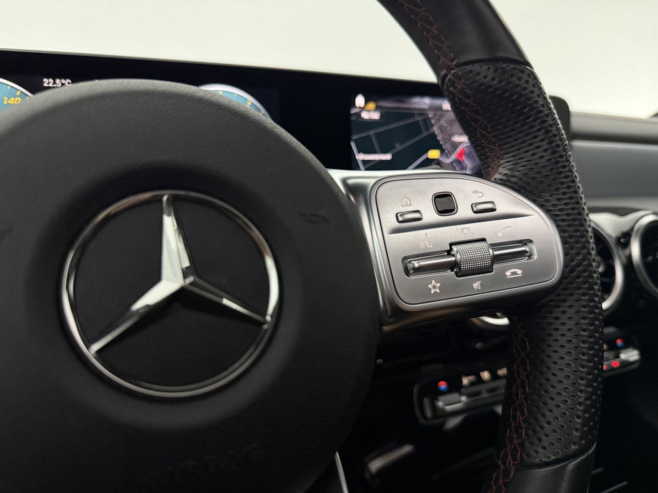 Mercedes-Benz CLA-Klasse 180 AMG | Panoramadak | LED | Trekhaak | Virtual Cockpit | Camera | Carplay | Cruise