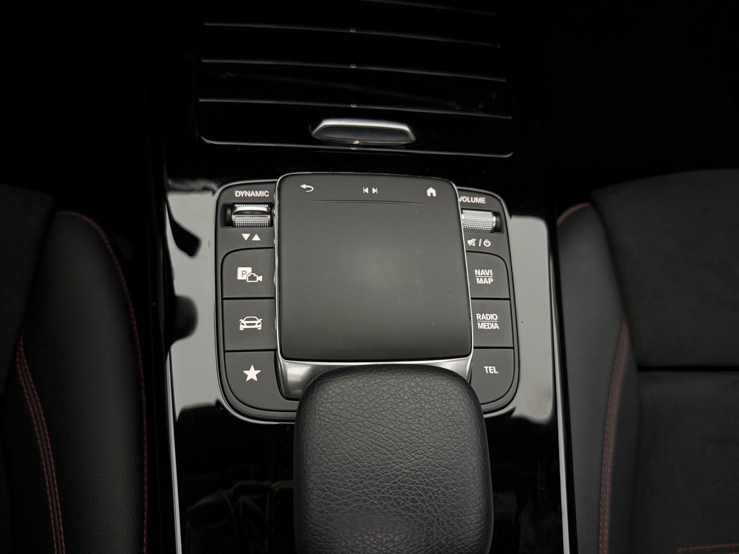 Mercedes-Benz CLA-Klasse 180 AMG | Pano | LED | Trekhaak | Virtual | Camera | Carplay | Cruise