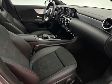 Mercedes-Benz CLA-Klasse 180 AMG | Panoramadak | LED | Trekhaak | Virtual Cockpit | Camera | Carplay | Cruise