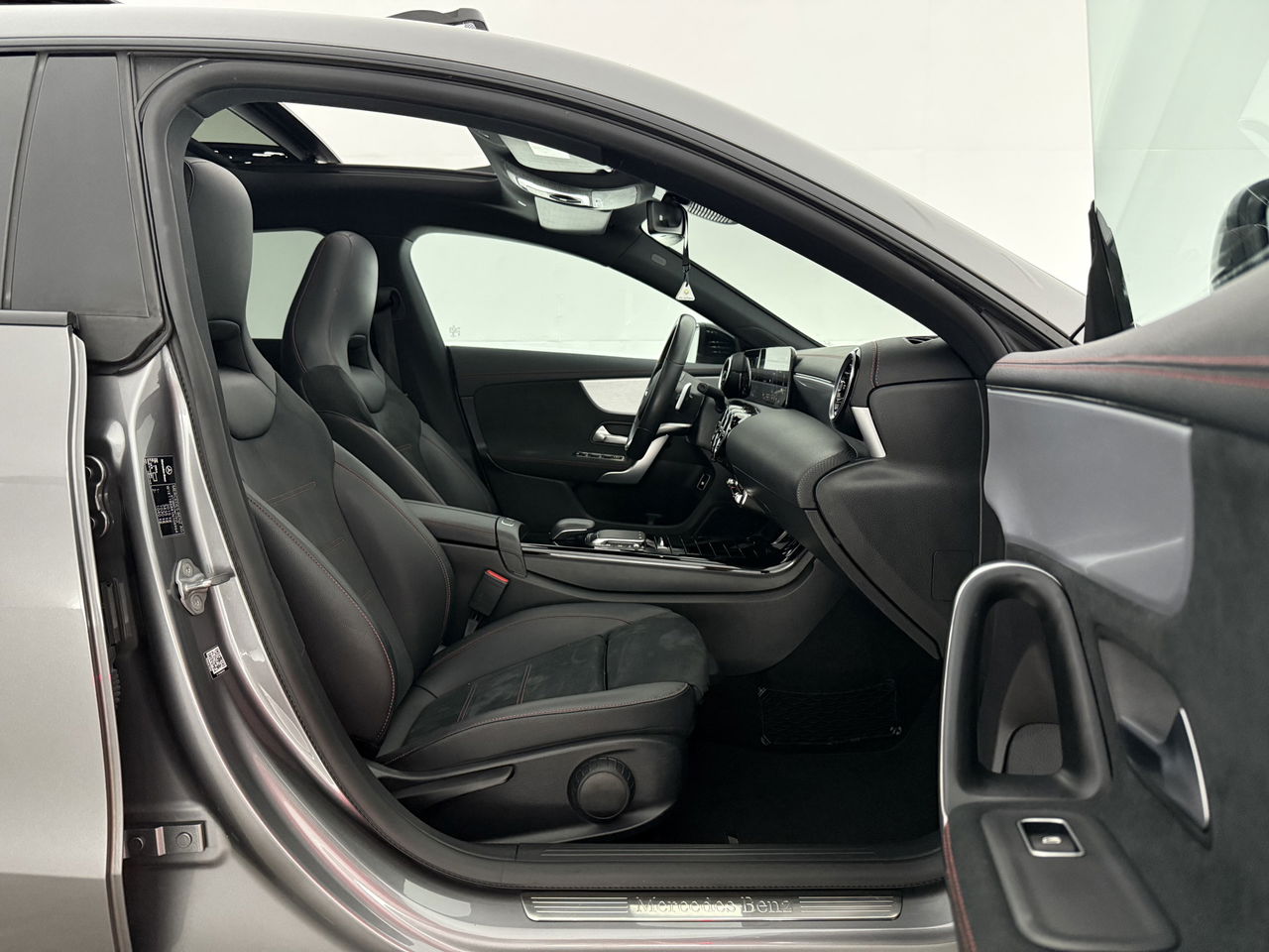 Mercedes-Benz CLA-Klasse 180 AMG | Panoramadak | LED | Trekhaak | Virtual Cockpit | Camera | Carplay | Cruise