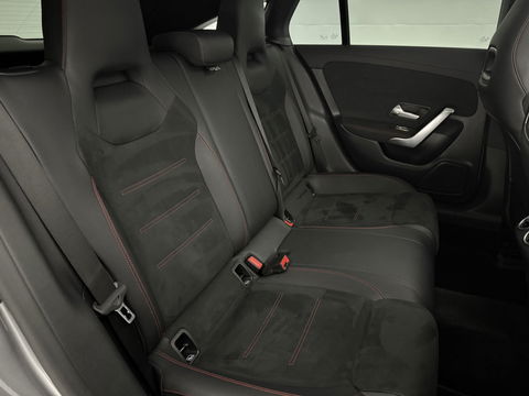 Mercedes-Benz CLA-Klasse 180 AMG | Pano | LED | Trekhaak | Virtual | Camera | Carplay | Cruise