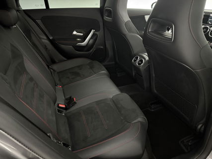 Mercedes-Benz CLA-Klasse 180 AMG | Panoramadak | LED | Trekhaak | Virtual Cockpit | Camera | Carplay | Cruise