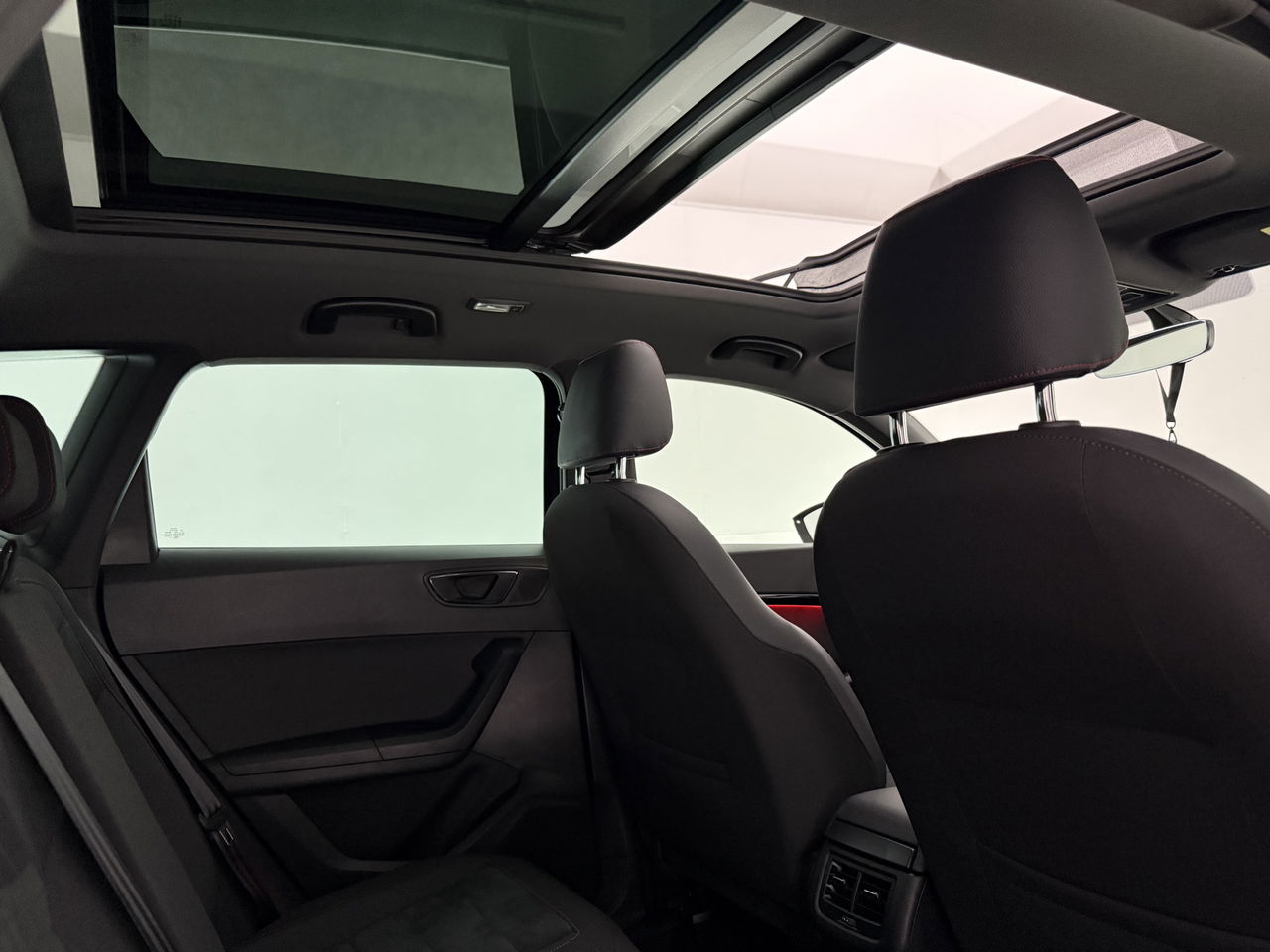 SEAT Ateca 1.5 TSI FR | 360° | Panoramadak | LED | Trekhaak | Virtual Cockpit | Sfeerver. | Carplay
