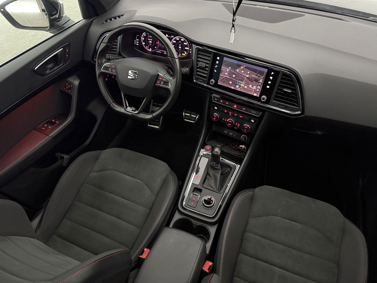 SEAT Ateca 1.5 TSI FR | 360° | Panoramadak | LED | Trekhaak | Virtual Cockpit | Sfeerver. | Carplay