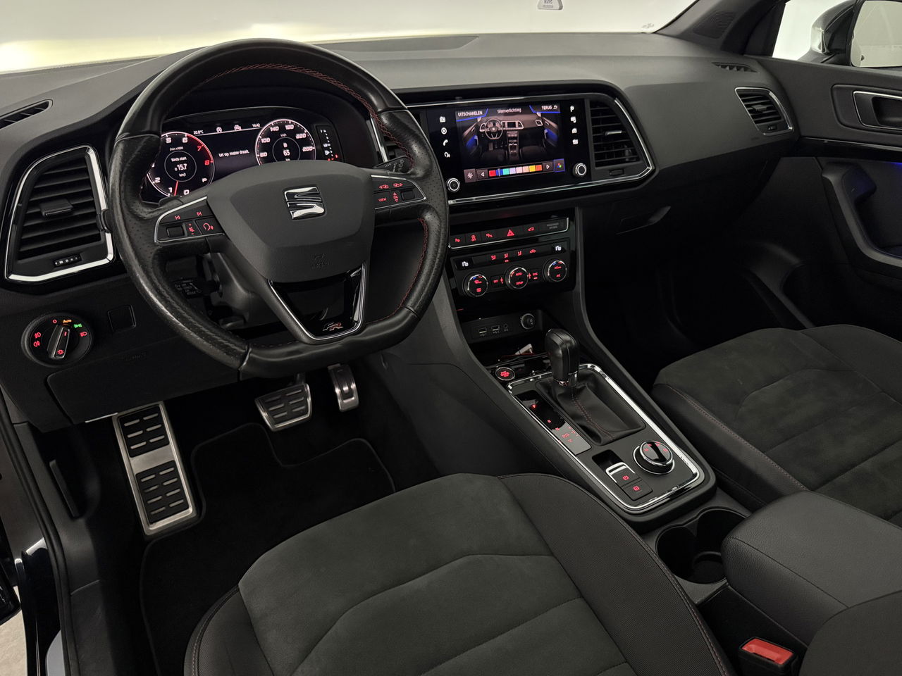 SEAT Ateca 1.5 TSI FR | 360° | Panoramadak | LED | Trekhaak | Virtual Cockpit | Sfeerver. | Carplay