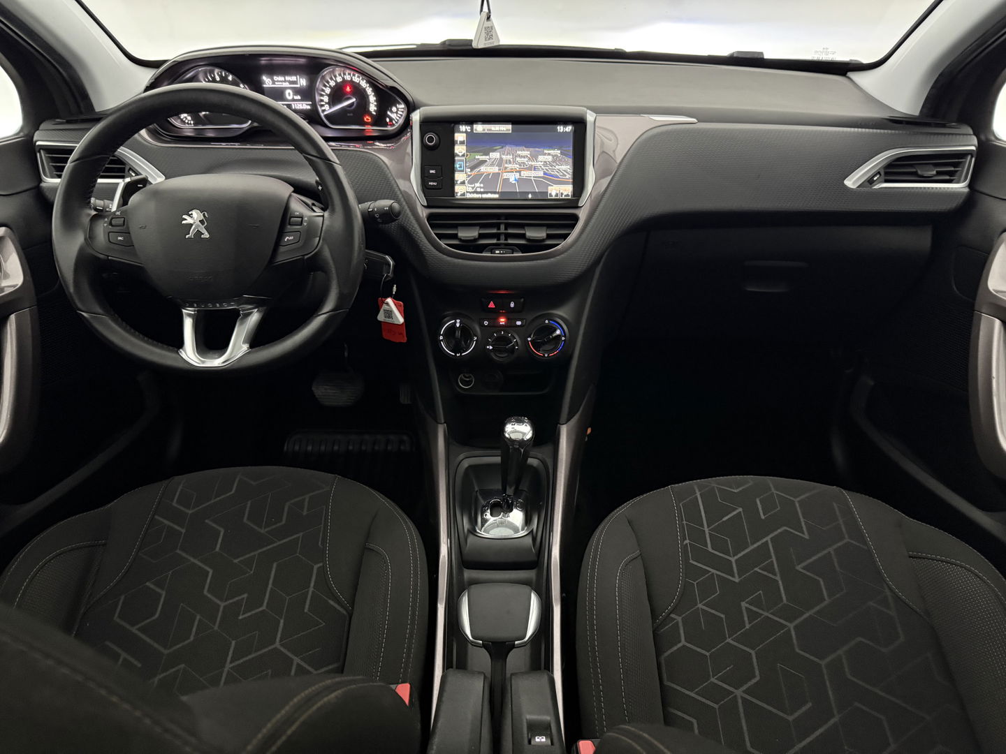Peugeot 2008 1.2 PureTech | Panoview | LED | Trekh. | Airco | Navigatie | Parkeers. | NAP