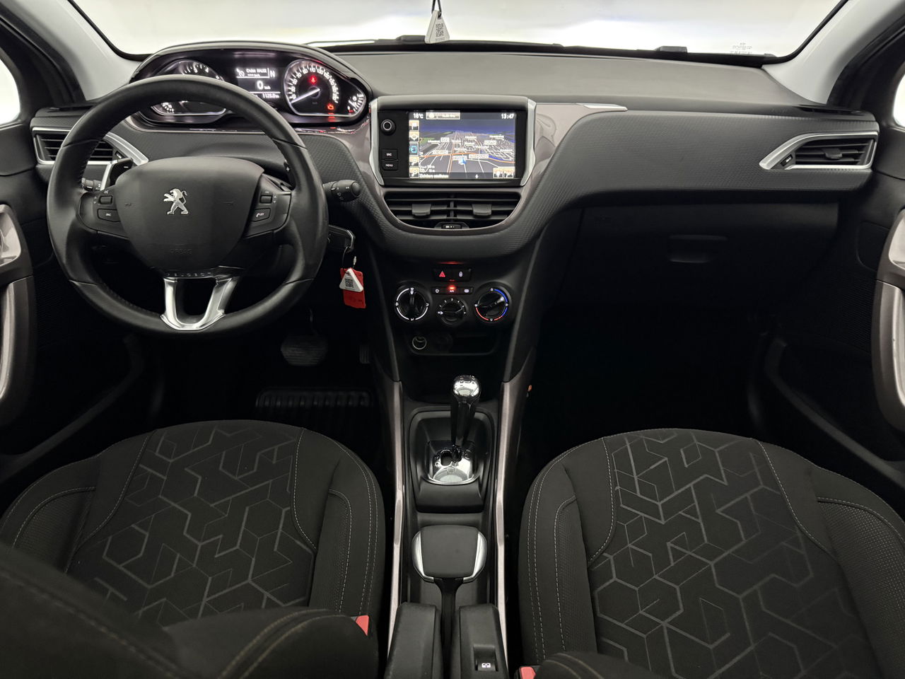Peugeot 2008 1.2 PureTech | Panoramadak | LED | Trekhaak | Airco | Navigatie | Parkeersensoren | 16"LMV