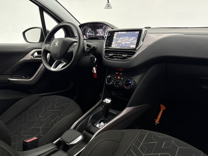 Peugeot 2008 1.2 PureTech | Panoramadak | LED | Trekhaak | Airco | Navigatie | Parkeersensoren | 16"LMV