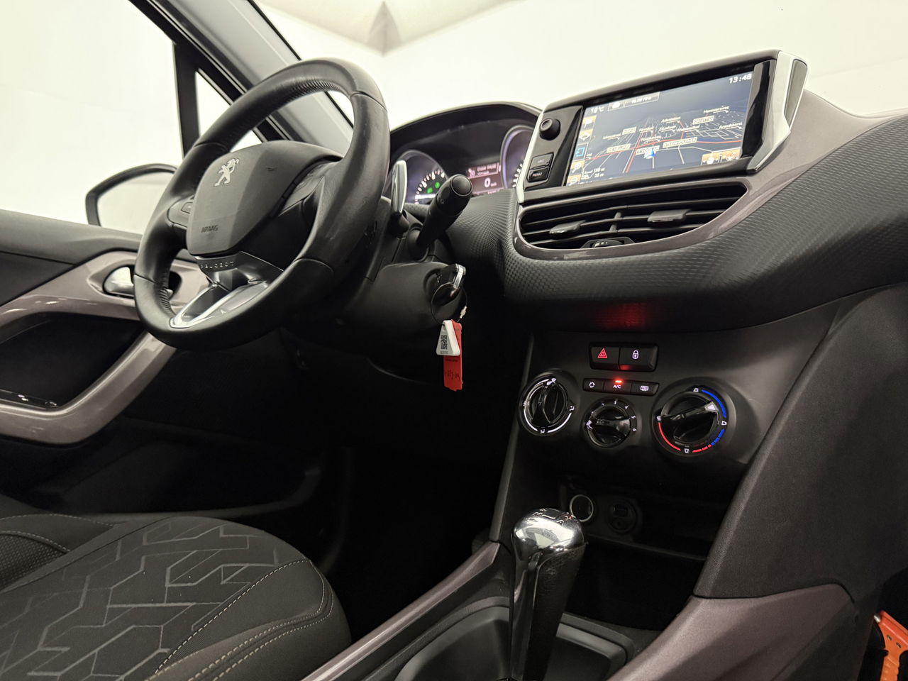 Peugeot 2008 1.2 PureTech | Panoramadak | LED | Trekhaak | Airco | Navigatie | Parkeersensoren | 16"LMV
