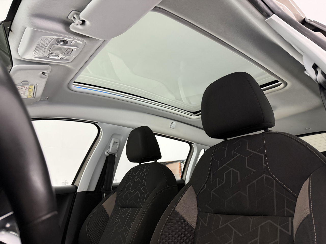 Peugeot 2008 1.2 PureTech | Panoramadak | LED | Trekhaak | Airco | Navigatie | Parkeersensoren | 16"LMV