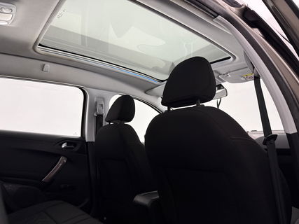 Peugeot 2008 1.2 PureTech | Panoramadak | LED | Trekhaak | Airco | Navigatie | Parkeersensoren | 16"LMV