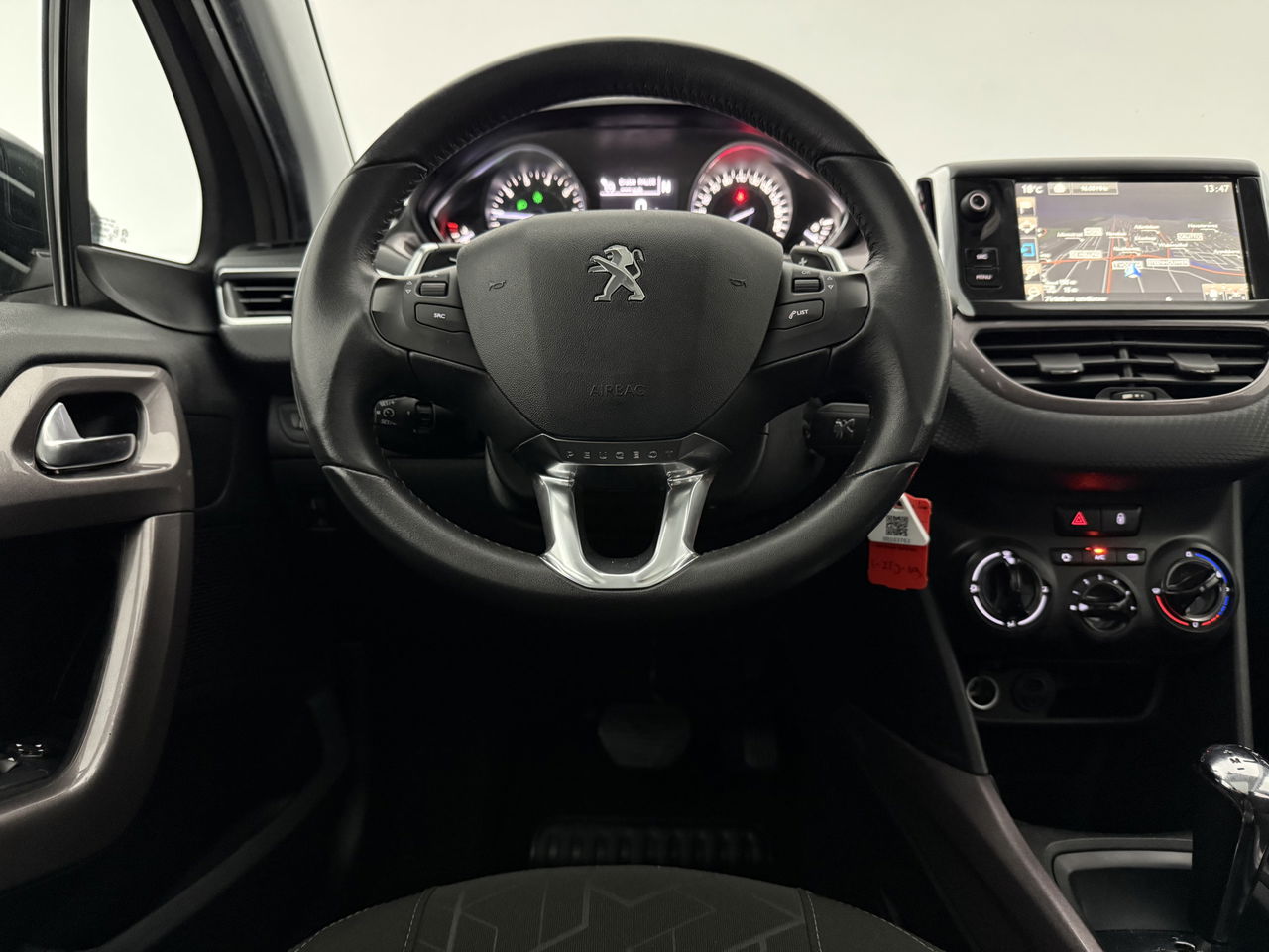 Peugeot 2008 1.2 PureTech | Panoramadak | LED | Trekhaak | Airco | Navigatie | Parkeersensoren | 16"LMV