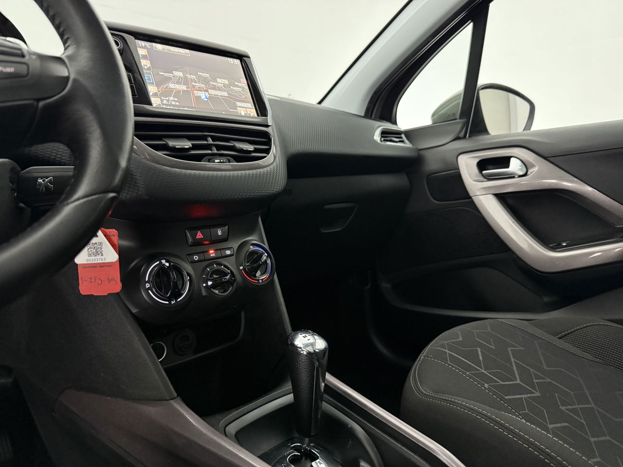 Peugeot 2008 1.2 PureTech | Panoramadak | LED | Trekhaak | Airco | Navigatie | Parkeersensoren | 16"LMV