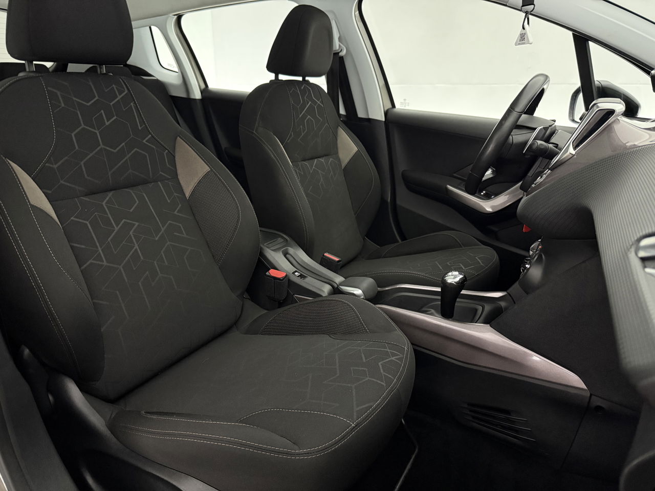 Peugeot 2008 1.2 PureTech | Panoramadak | LED | Trekhaak | Airco | Navigatie | Parkeersensoren | 16"LMV