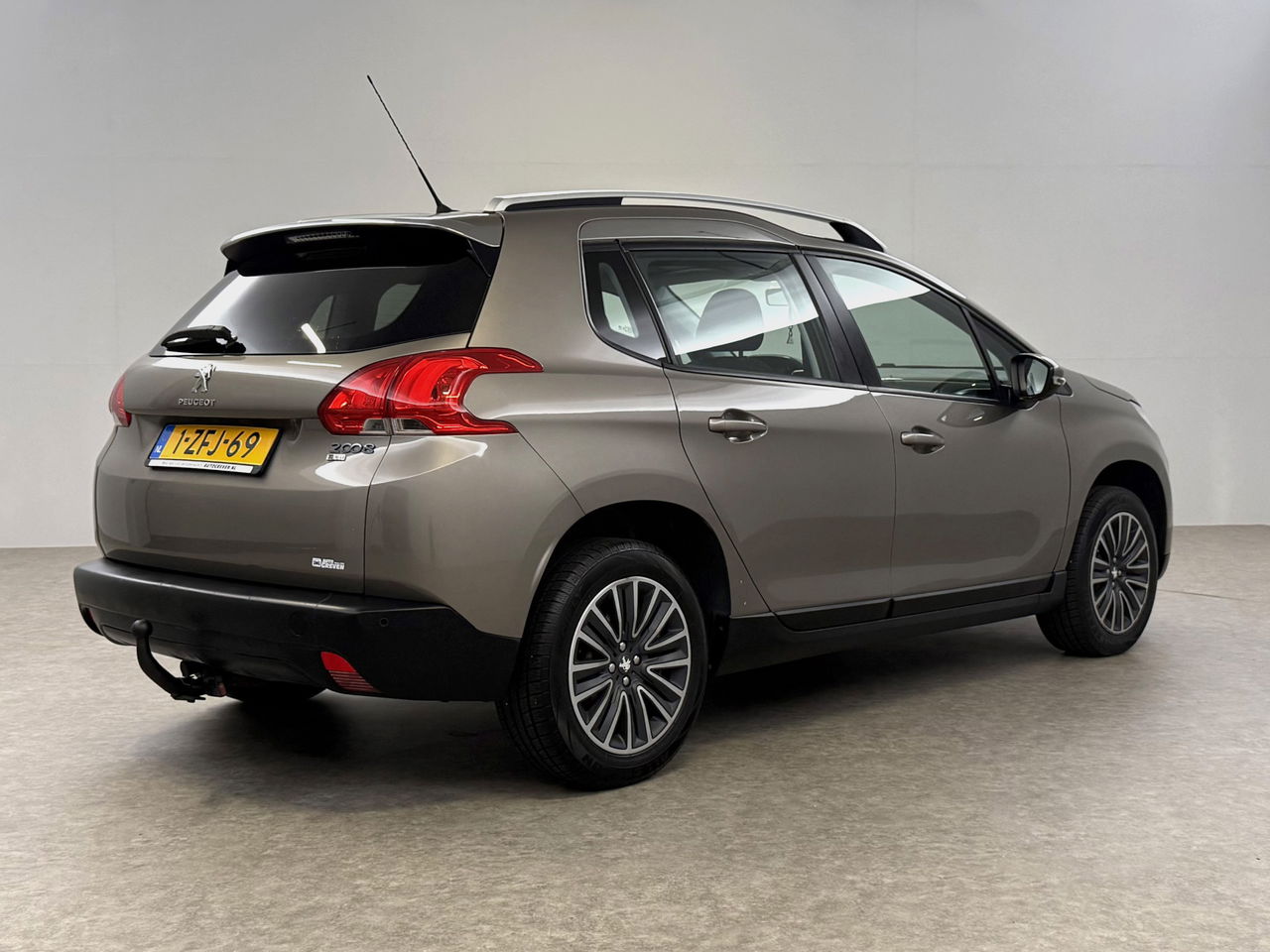 Peugeot 2008 1.2 PureTech | Panoramadak | LED | Trekhaak | Airco | Navigatie | Parkeersensoren | 16"LMV