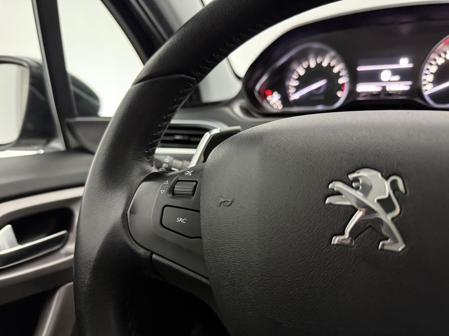 Peugeot 2008 1.2 PureTech | Panoview | LED | Trekh. | Airco | Navigatie | Parkeers. | NAP